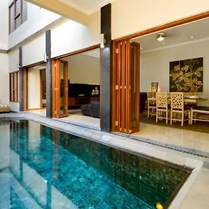  Villa Super 4 Bed, Sleeps 8, Just 300m Walk From
